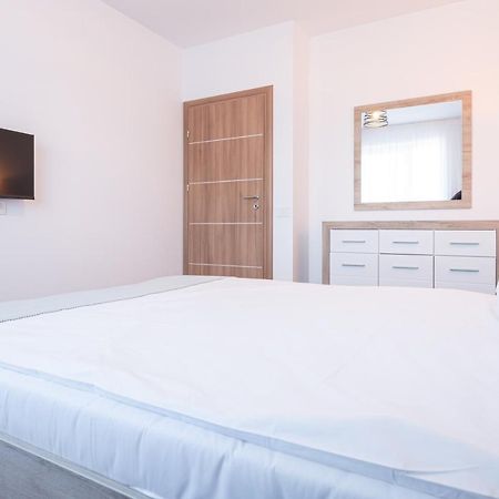 Serene Flat Apartamento Oradea Exterior foto