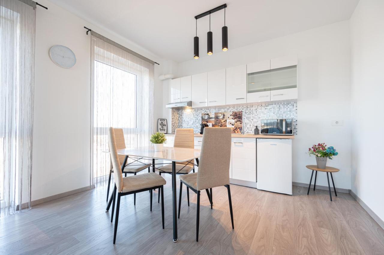 Serene Flat Apartamento Oradea Exterior foto